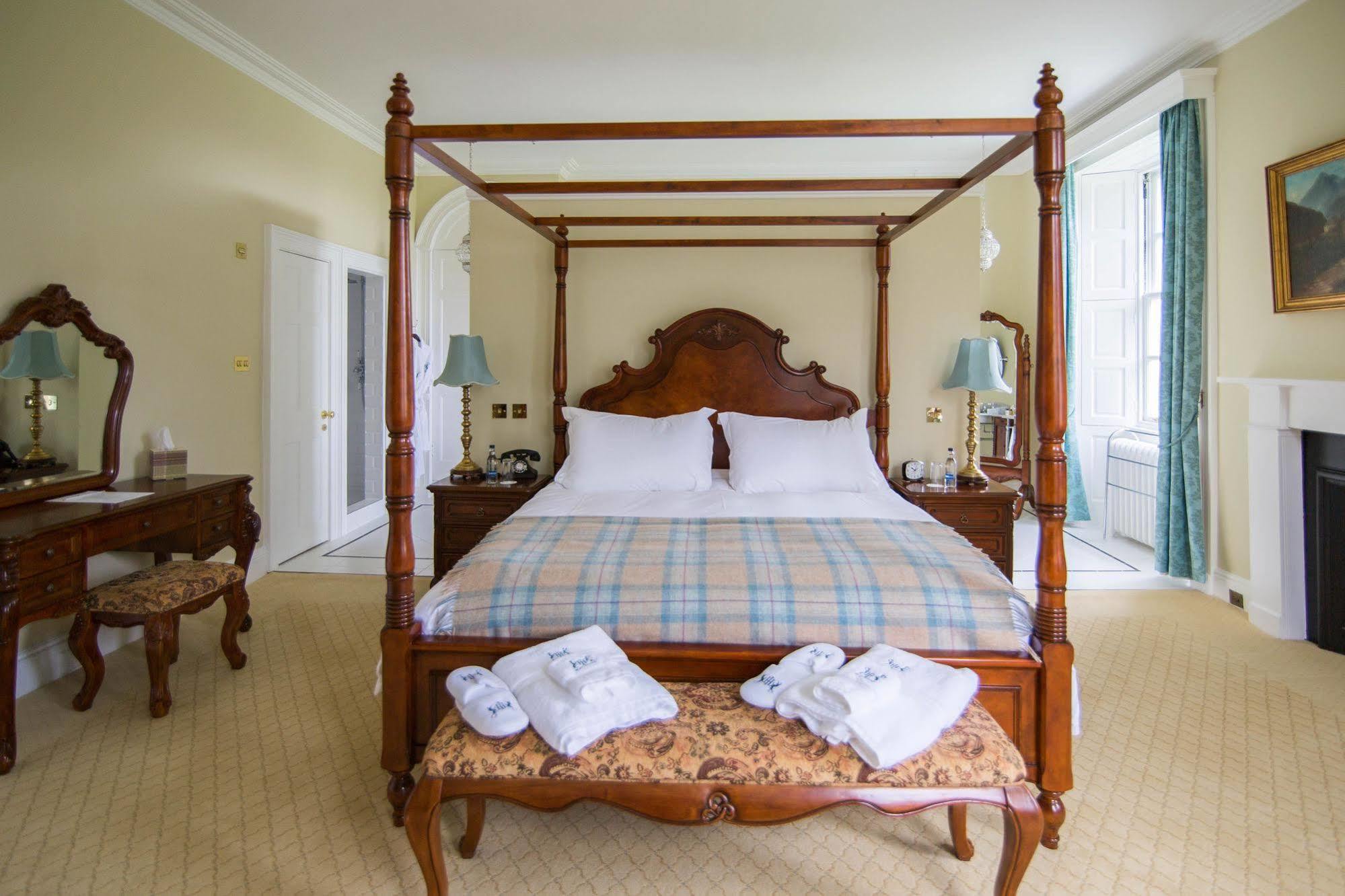 Отель Islay House Bridgend  Экстерьер фото