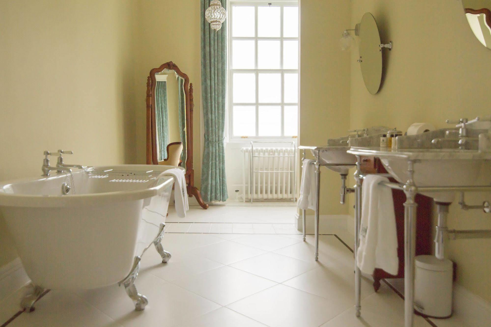Отель Islay House Bridgend  Экстерьер фото